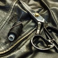 Как обновить и реставрировать кожаную куртку в домашних условия