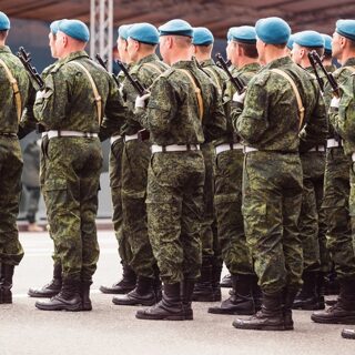 Берет: цветной знак различия и почета